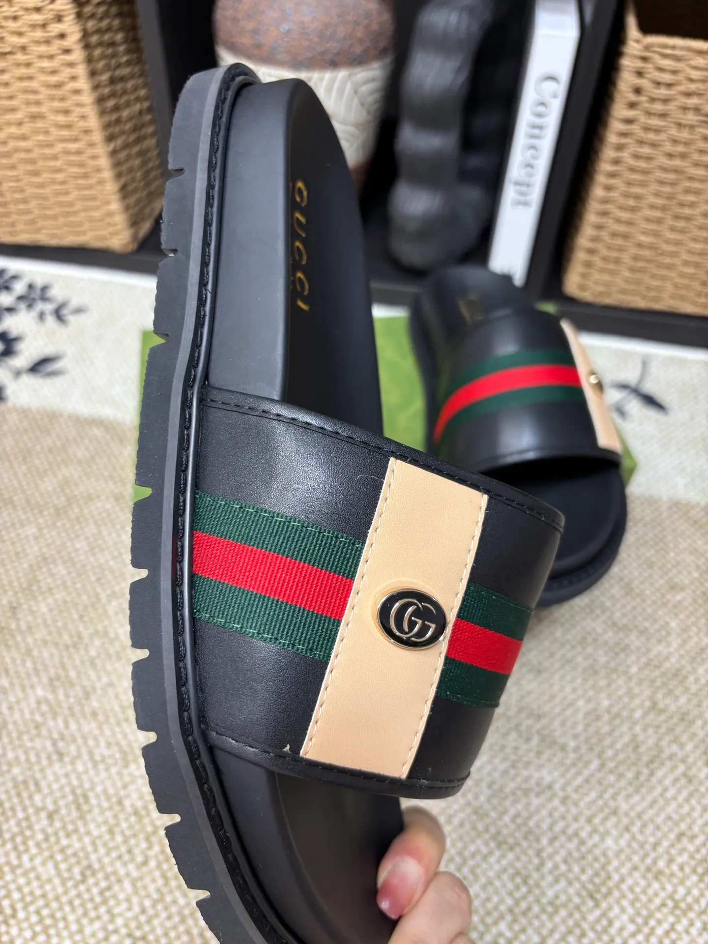Factory 💰 300 yuan Gucci slippers] high-end men's shoes brand official website 1:1 latest masterpiece: original mold customization, the fabric is made of imported original materials, upgraded outsole, lighter and non-slip. The market's top quality, simple yet tasteful, a must-have for fashionistas, fashionable at your feet, full of confidence, the same style at the counter 👍The season of summer slippers is here. Code: 38-45 (45 customized)
